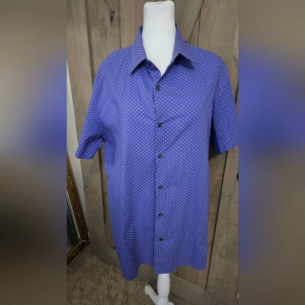 BANANA REPUBLIC Short Sleeve Cotton Stretch Button Up Shirt. Blue/purple. Size L